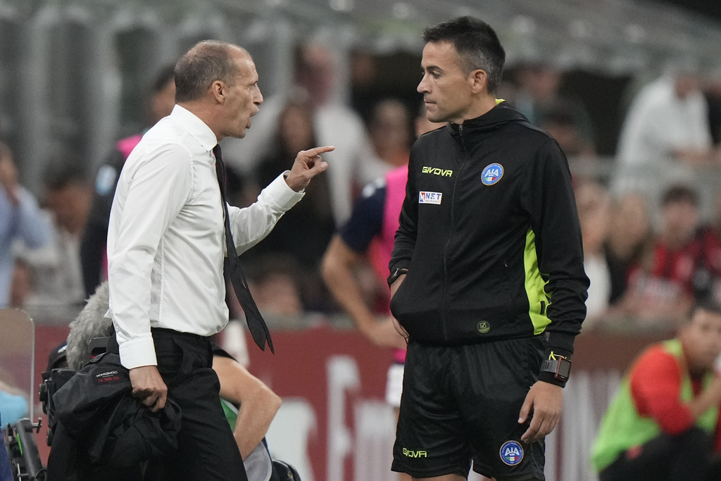 AC Milan's head coach Massimiliano Allegri argues with assistant referee after he was shown a red card during a Serie A soccer match between AC Milan and Bologna at San Siro stadium in Milan, Italy, Sunday, Sept. 14, 2025. (AP Photo/Luca Bruno)
