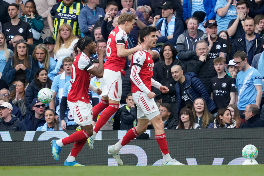 Arsenal's Kai Havertz celebrates with his teammates after scoring his side's first goal during the English Premier League soccer match between Manchester City and and Arsenal, in Manchester, England, Sunday, April 19, 2026. (AP Photo/Dave Thompson)
