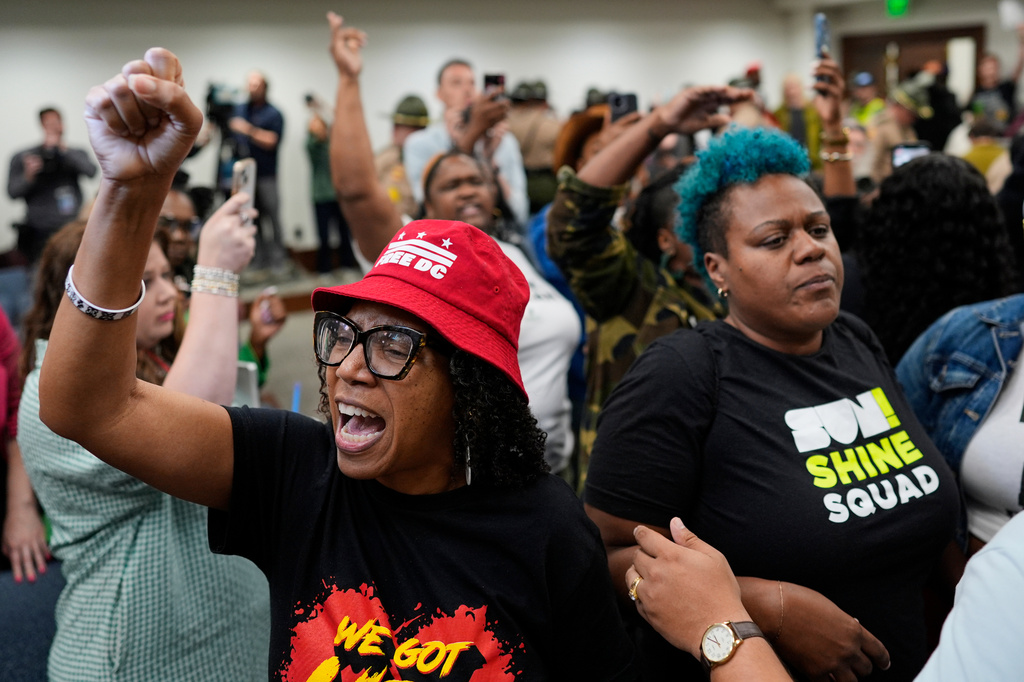 Wanda Mosley, left, protests in a House committee meeting during a special session of the state legislature to redraw U.S. Congressional voting maps Wednesday, May 6, 2026, in Nashville, Tenn. (AP Photo/George Walker IV)
