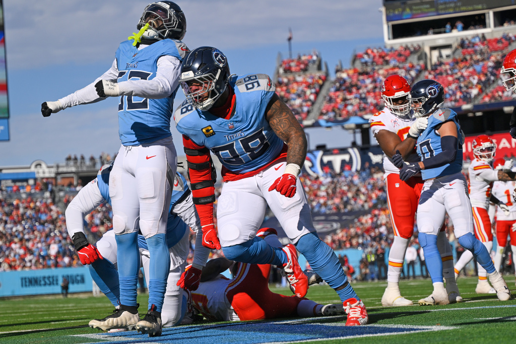Tennessee Titans defensive tackle Jeffery Simmons (98) celebrates after tackling Kansas City Chiefs running back Kareem Hunt for a safety during the first half of an NFL football game, Sunday, Dec. 21, 2025, in Nashville, Tenn. (AP Photo/John Amis)