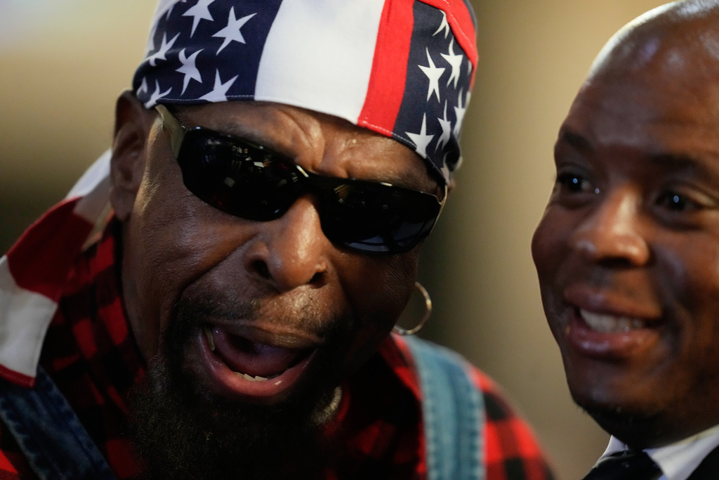 Mr. T poses with a visitor during the Homegoing Celebration of Life for the Rev. Jesse Jackson, Saturday, March 7, 2026, at Rainbow PUSH Coalition headquarters in Chicago. (AP Photo/Erin Hooley)