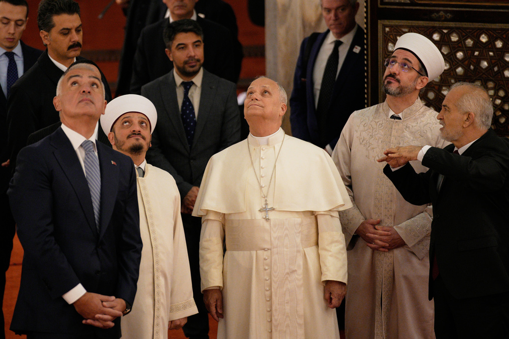 Pope Leo XIV visits the Ottoman-era Sultan Ahmed or Blue Mosque, in Istanbul, Turkey, Saturday, Nov. 29, 2025. (AP Photo/Emrah Gurel)