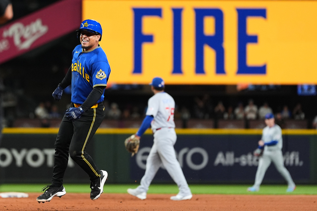 Seattle Mariners' Leo Rivas reacts to hitting a walk-off RBI single in the 10th inning to win a baseball game against the Chicago Cubs, Friday, Aug. 21, 2026, in Seattle. (AP Photo/Lindsey Wasson)