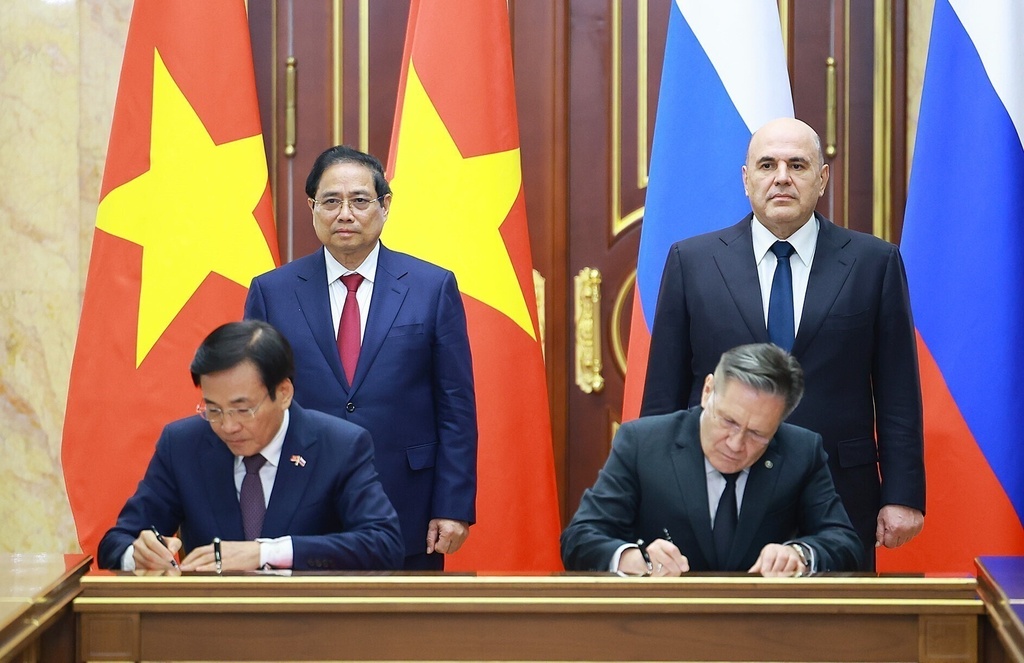Vietnamese Prime Minister Pham Minh Chinh, standing left and Russian Prime Minister Mikhail Mishustin, standing right, witness a signing ceremony of agreements during Chinh’s official visit in Moscow, Russia, March. 23, 2026. (Duong Van Giang/VNA via AP)