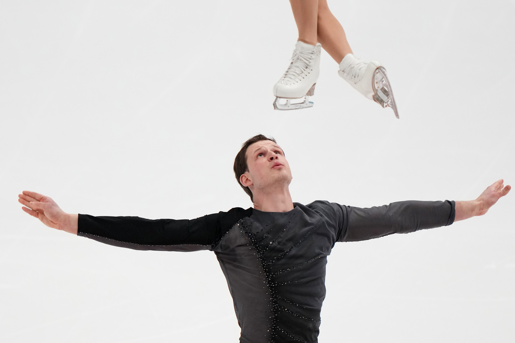 Alisa Efimova and Misha Mitrofanov compete during the pairs short program at the U.S. Figure Skating Championships, Wednesday, Jan. 7, 2026, in St. Louis. (AP Photo/Jeff Roberson)