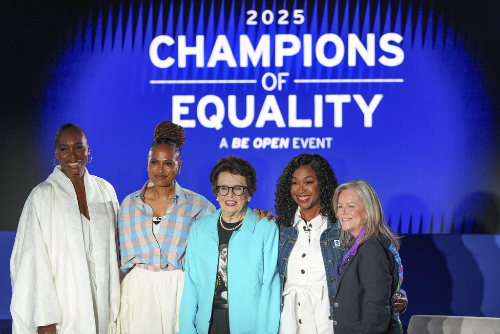 From left, Venus Williams, Ava Duvernay, Billie Jean King, Shonda Rhimes and U.S. Open tournament director Stacey Allaster pose for a photo during the Champions of Equality awards ceremony before the women's singles semifinals of the U.S. Open tennis championships, Thursday, Sept. 4, 2025, in New York. (AP Photo/Kirsty Wigglesworth)