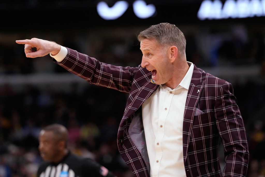 Alabama head coach Nate Oats points on the sideline during the first half in the Sweet 16 of the NCAA college basketball tournament against Michigan, Friday, March 27, 2026, in Chicago. (AP Photo/Nam Y. Huh)