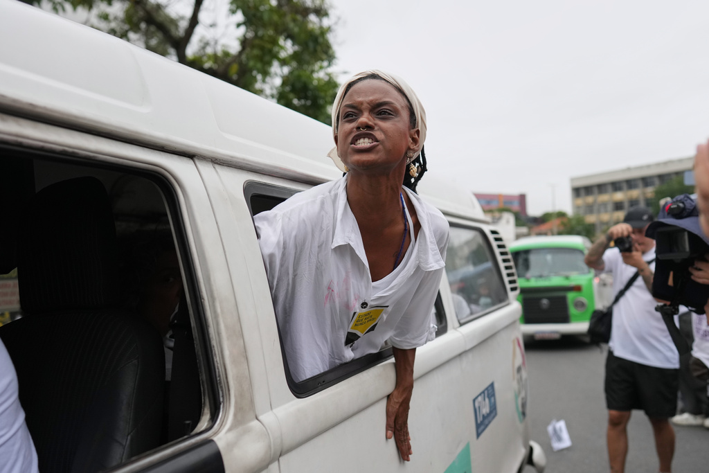 A woman protests days after a deadly police operation targeting a drug trafficking gang at the Complexo da Penha favela in Rio de Janeiro, Friday, Oct. 31, 2025. (AP Photo/Silvia Izquierdo)