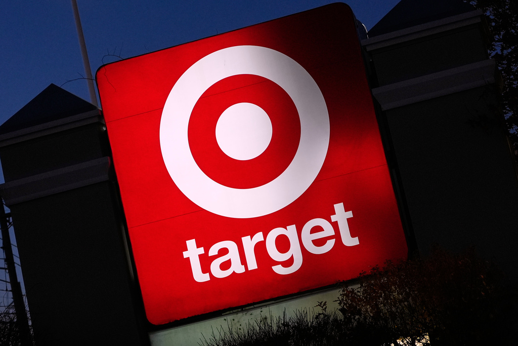 El logo de Target fuera de una tienda, el 18 de noviembre de 2025, en Salem, Nueva Hampshire. (AP Foto/Charles Krupa, Archivo)