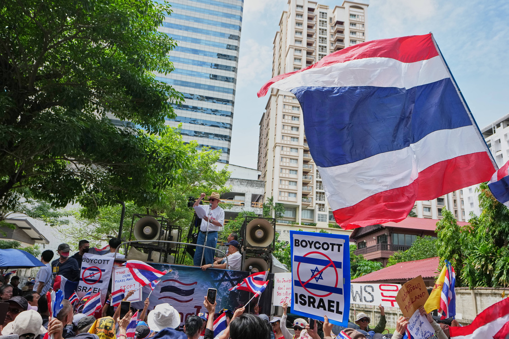 A media owner and political activist, Sondhi Limthongkul speaks to a crowd of followers, demanding an end to alleged land-grabbing by foreigners, in front of Israeli Embassy in Bangkok, Thailand, Thursday, Sept. 10, 2026. (AP Photo/Sakchai Lalit)