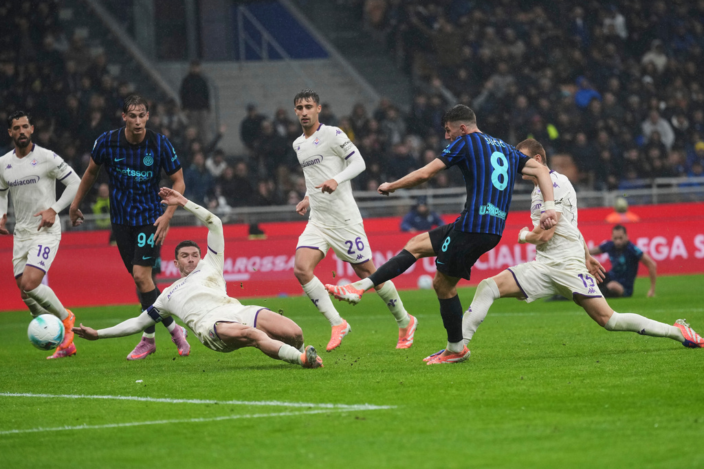 Inter Milan's Petar Sucic scores his side's second goal during the Serie A soccer match between Inter Milan and Fiorentina in Milan, Italy, Wednesday, Oct. 29, 2025. (AP Photo/Antonio Calanni)