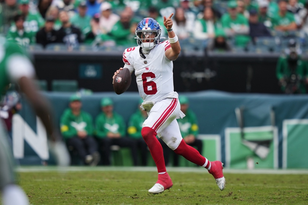 New York Giants quarterback Jaxson Dart (6) gestures during the second half of an NFL football game against the Philadelphia Eagles on Sunday, Oct. 26, 2025, in Philadelphia. (AP Photo/Matt Slocum)