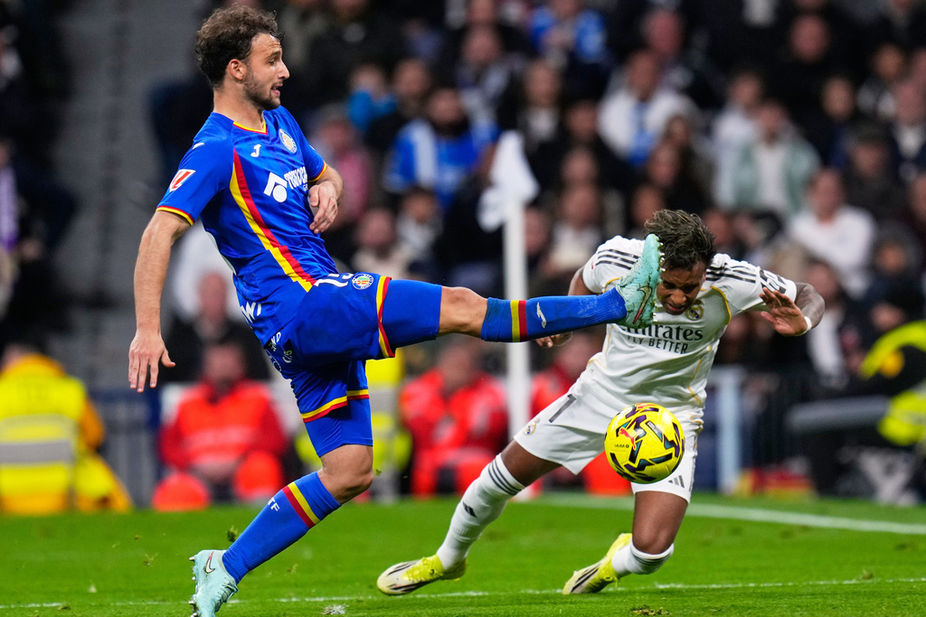 Getafe's Boselli fights for the ball against Real Madrid's Rodrygo during a Spanish La Liga soccer match between Real Madrid and Getafe in Madrid, Spain, Monday, March 2, 2026. (AP Photo/Manu Fernandez)