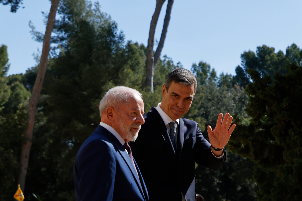 Spain's Prime Minister Pedro Sanchez, right, waves next to Brazil's President Luiz Inacio Lula da Silva during a Spain-Brazil summit in Barcelona, Spain, Friday, April 17, 2026. (AP Photo/Joan Monfort)