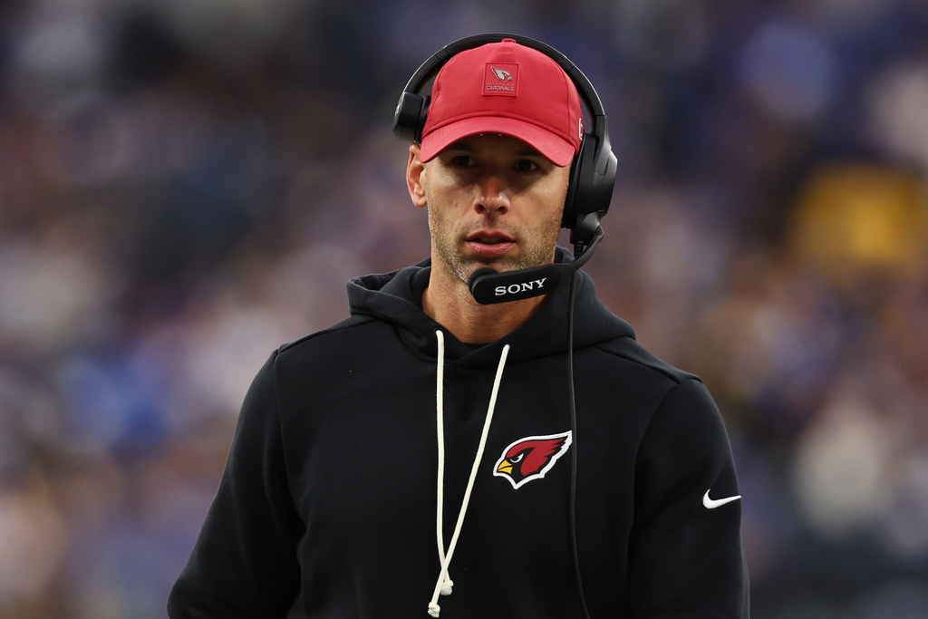 Arizona Cardinals head coach Jonathan Gannon walks on the sideline during the second half of an NFL football game against the Los Angeles Rams, Sunday, Jan. 4, 2026, in Inglewood, Calif. (AP Photo/Jessie Alcheh)