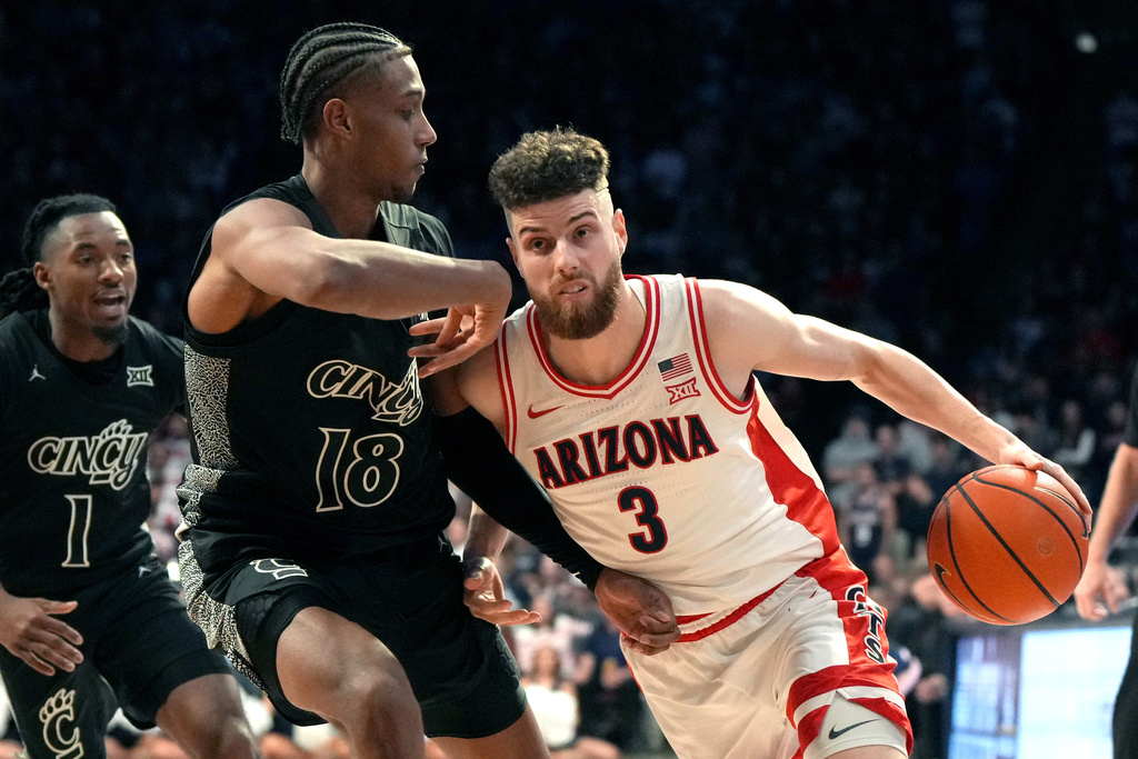 Arizona guard Anthony Dell'orso drives on Cincinnati forward Baba Miller (18) during the second half of an NCAA college basketball game, Wednesday, Jan. 21, 2026, in Tucson, Ariz. (AP Photo/Rick Scuteri)