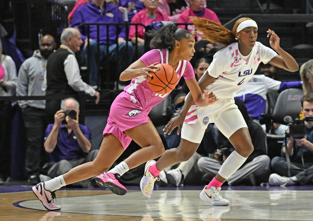 Arkansas guard Taleyah Jones, left, drives the ball past LSU guard Flau'Jae Johnson (4) during an NCAA college basketball game Thursday, Jan. 29, 2026, in Baton Rouge, La. (Hilary Scheinuk/The Advocate via AP)