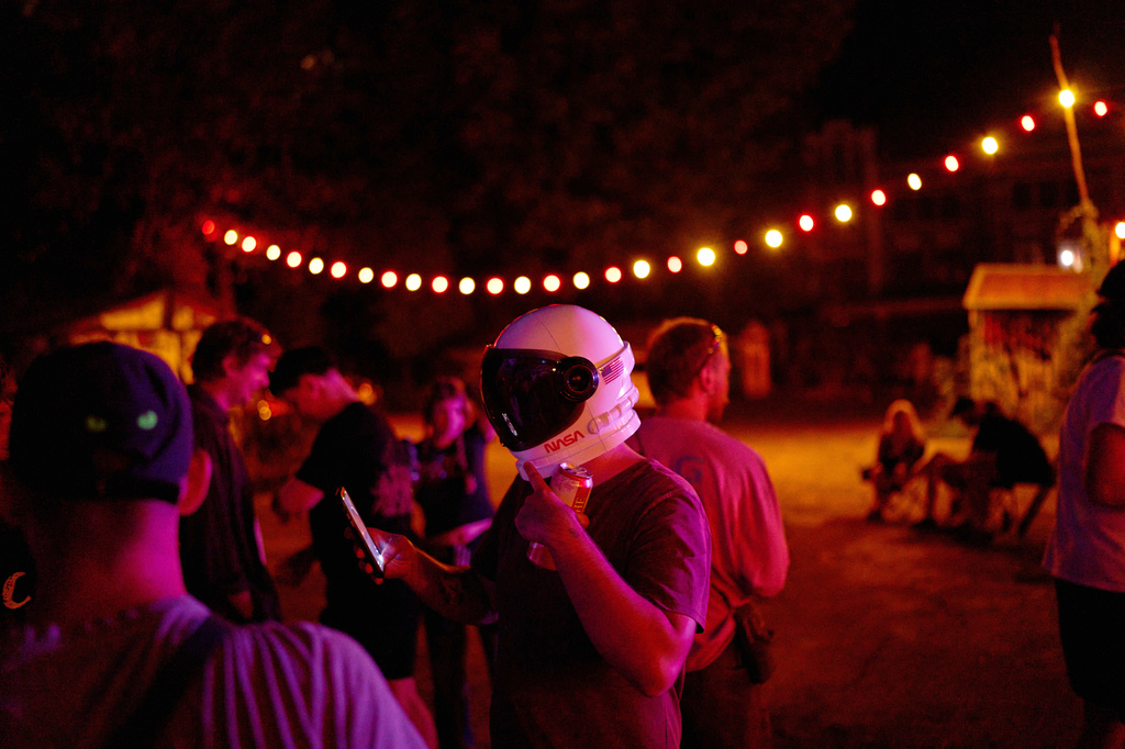 People dance at an alternative outdoor party in Kyiv, Ukraine, on Saturday, Aug. 22, 2026. (AP Photo/Francisco Seco)