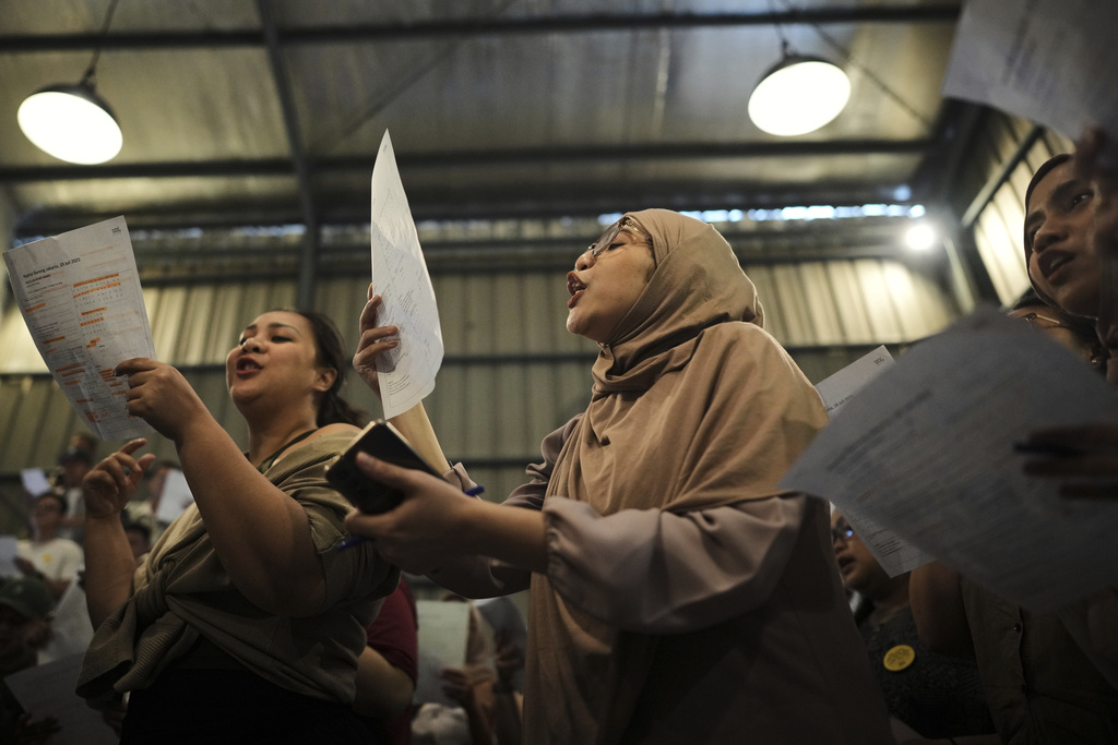Hanifa Aulia, center, sings during a gathering of "Nyanyi Bareng Jakarta" or "Singing Together Jakarta" community in Jakarta, Indonesia, Saturday, July 19, 2025. (AP Photo/Dita Alangkara)