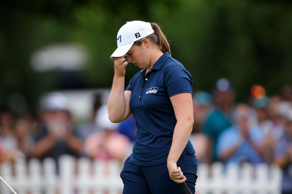 Lottie Woad, of England, reacts after missing a putt on the 18th hole during the final round of the Meijer LPGA Classic golf tournament, Sunday, June 21, 2026, in Belmont, Mich. (AP Photo/Al Goldis)