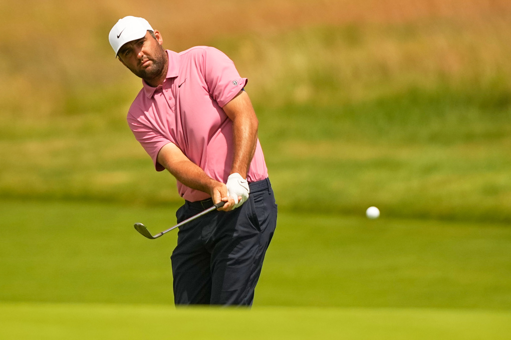 Scottie Scheffler chips to the green on the 13th hole during the first round of the U.S. Open golf tournament at Shinnecock Hills Golf Club in Southampton, N.Y., Thursday, June 18, 2026.(AP Photo/Gerald Herbert)