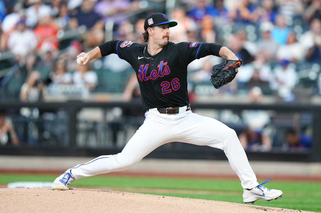 New York Mets' Nolan McLean pitches during the first inning of a baseball game against the Los Angeles Dodgers Saturday, July 25, 2026, in New York. (AP Photo/Frank Franklin II)