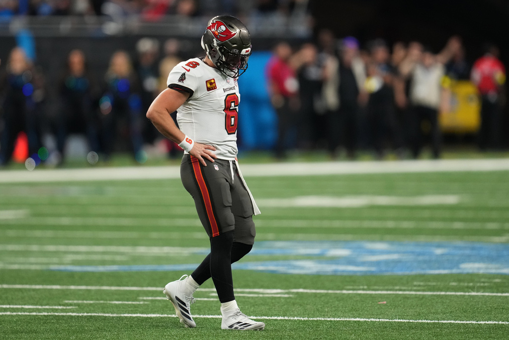 Tampa Bay Buccaneers quarterback Baker Mayfield (6) walks off the field after making a fumble during the second half of an NFL football game against the Detroit Lions, Monday, Oct. 20, 2025, in Detroit. AP Photo/Paul Sancya)