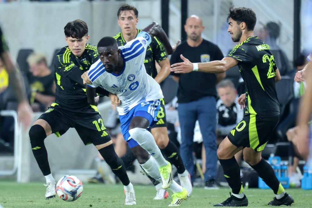 CF Montreal forward Prince Owusu, center, chases the ball between Columbus Crew defender Cesar Ruvalcaba, left, and midfielder Andre Gomes during the first half of an MLS soccer match in Columbus, Ohio, Wednesday, Aug. 19, 2026. (AP Photo/Paul Vernon)