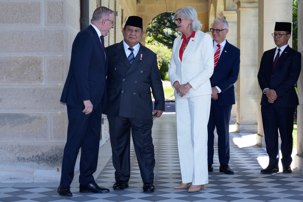Indonesia's President Prabowo Subianto, center, speaks with Australia's Governor-General Sam Mostyn, right, and Australia's Prime Minister Anthony Albanese, front right, at Admiralty House in Sydney, Australia, Wednesday, Nov. 12, 2025. (AP Photo/Rick Rycroft, Pool)