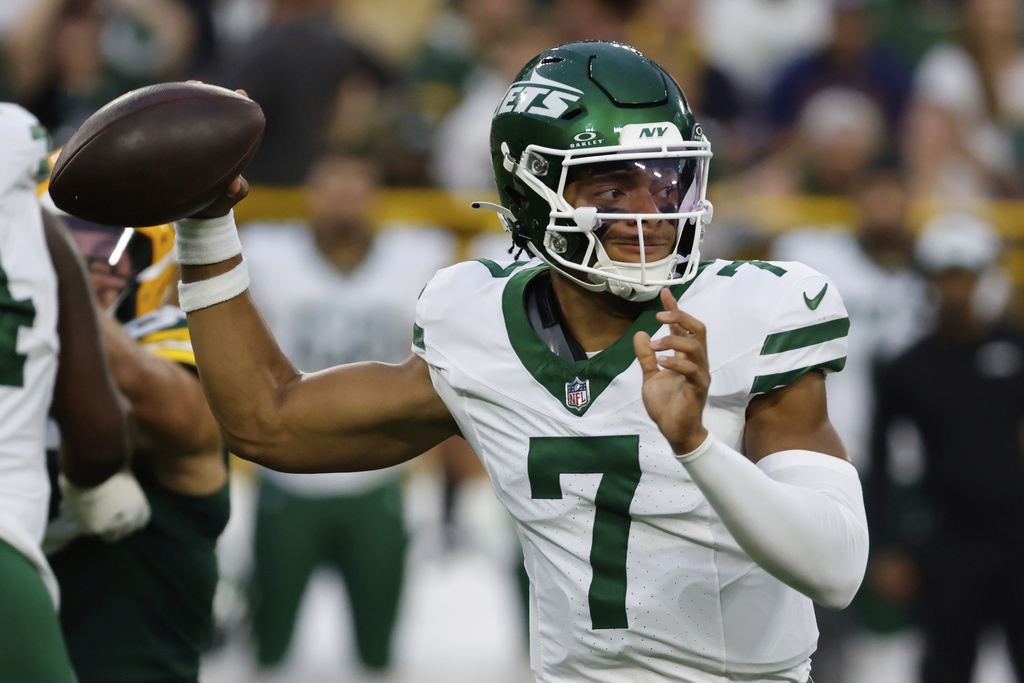 New York Jets' Justin Fields thorws during the first half of a preseason NFL football game against the Green Bay Packers Saturday, Aug. 9, 2025, in Green Bay, Wis. (AP Photo/Mike Roemer)