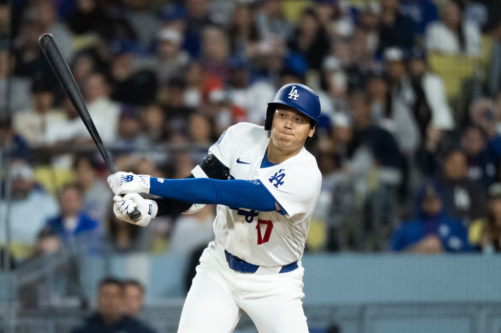 Los Angeles Dodgers' Shohei Ohtani bats during the sixth inning of a baseball game against the New York Mets in Los Angeles, Monday, April 13, 2026. (AP Photo/Kyusung Gong)