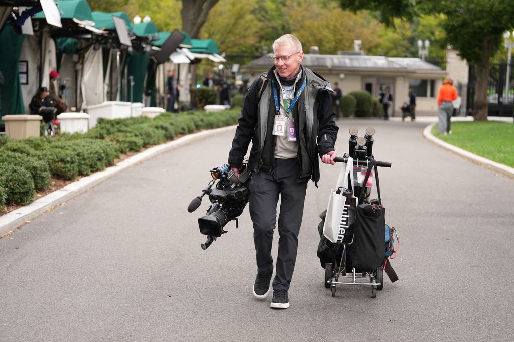CNN Senior Photojournalist and contributing Producer Peter Morris, arrives on the White House grounds, Thursday, Sept. 24, 2026, in Washington. (AP Photo/Mark Schiefelbein)