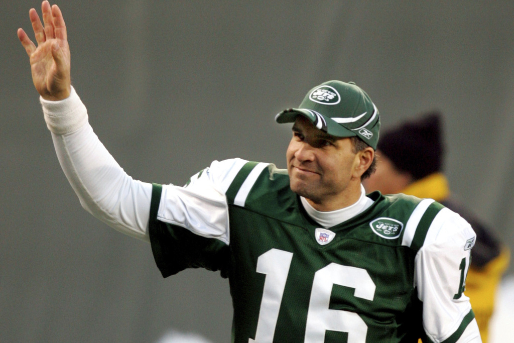 FILE - New York Jets quarterback Vinny Testaverde waves to fans from the sidelines after the Jets beat the Buffalo Bills 30-26 in a NFL football game Sunday, Jan. 1, 2006, at Giants Stadium in East Rutherford, N.J. (AP Photo/Kathy Willens, File)