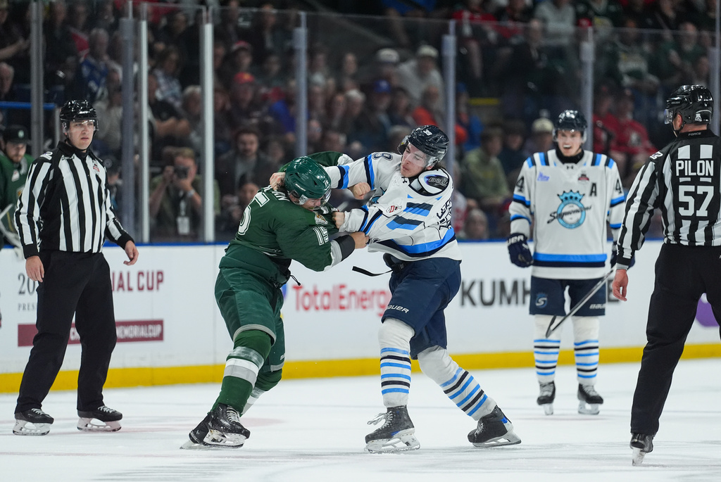 Everett Silvertips' Jaxsin Vaughan (15) and Chicoutimi Sagueneens' Liam Lefebvre (39) fight during the second period of the Memorial Cup semifinal hockey game in Kelowna, British Columbia, Friday, May 29, 2026. (Darryl Dyck/The Canadian Press via AP)