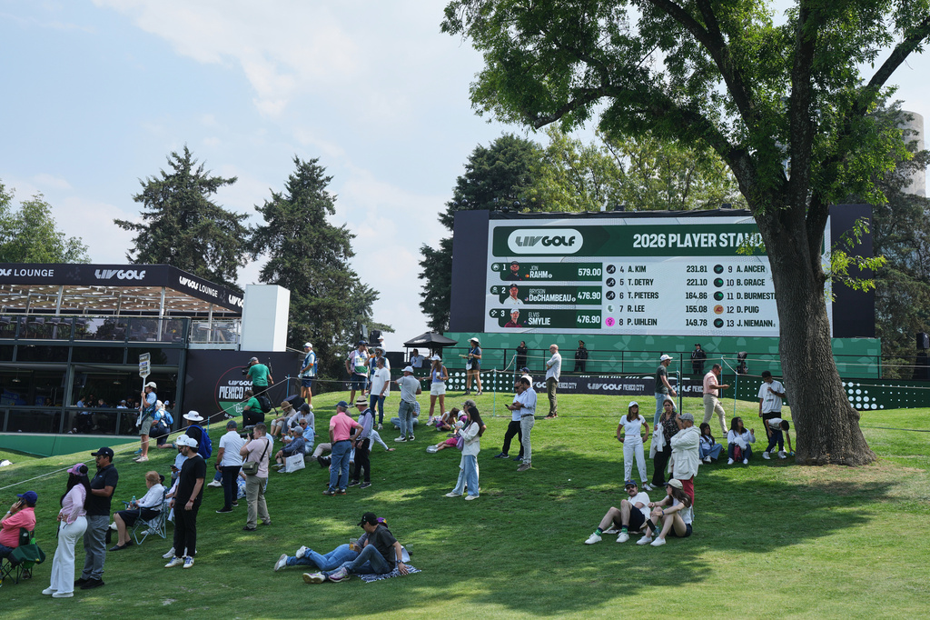 Fans wait for players at 18th hole during the first round of the LIV Golf tournament in Naucalpan on the outskirts of Mexico City, Thursday, April 16, 2026. (AP Photo/Fernando Llano)
