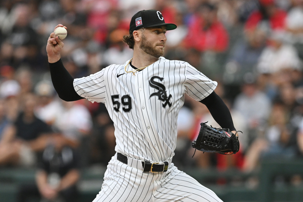 Chicago White Sox starter Sean Burke delivers a pitch during the first inning of a baseball game against the Houston Astros in Chicago, Saturday, July 25, 2026. (AP Photo/Paul Beaty)