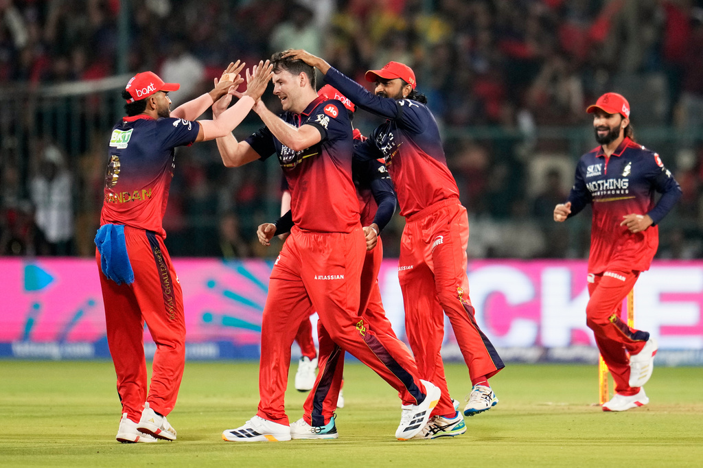 Royal Challengers Bengaluru's Jacob Duffy, second left, celebrates with teammates the wicket of Sunrisers Hyderabad's Travis Head during the Indian Premier League cricket match between Royal Challengers Bengaluru and Sunrisers Hyderabad in Bengaluru, India, Saturday, March 28, 2026. (AP Photo/Aijaz Rahi)