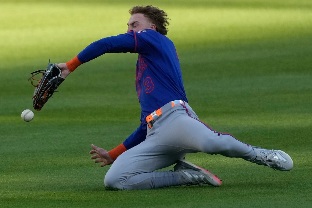 New York Mets right fielder Carson Benge dives for but misses a fly ball hit my Cincinnati Reds' Blake Dunn during the first inning of a baseball game in Cincinnati, Monday, June 15, 2026. (AP Photo/Carolyn Kaster)