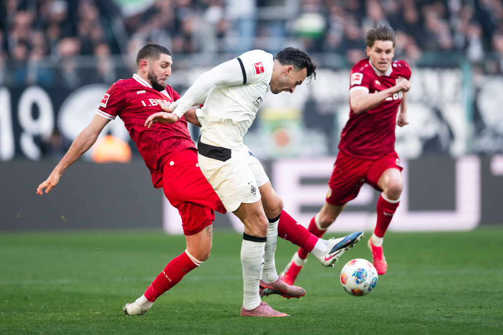 Stuttgart's Jeff Chabot, left, and Mönchengladbach's Haris Tabakovic in action during the Bundesliga soccer match between Borussia Mönchengladbach and VfB Stuttgart in Mönchengladbach, Germany, Sunday Jan. 25, 2026. (Marius Becker/dpa via AP)