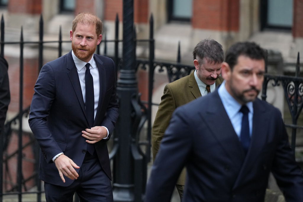 Britain's Prince Harry arrives at London's High Court to lead a group, including Elton John and Elizabeth Hurley, accusing the Daily Mail's publisher of privacy invasion through unlawful tactics in a trial that is part of a wider phone hacking scandal in London, Monday, Jan. 19, 2026. (AP Photo/Alastair Grant)