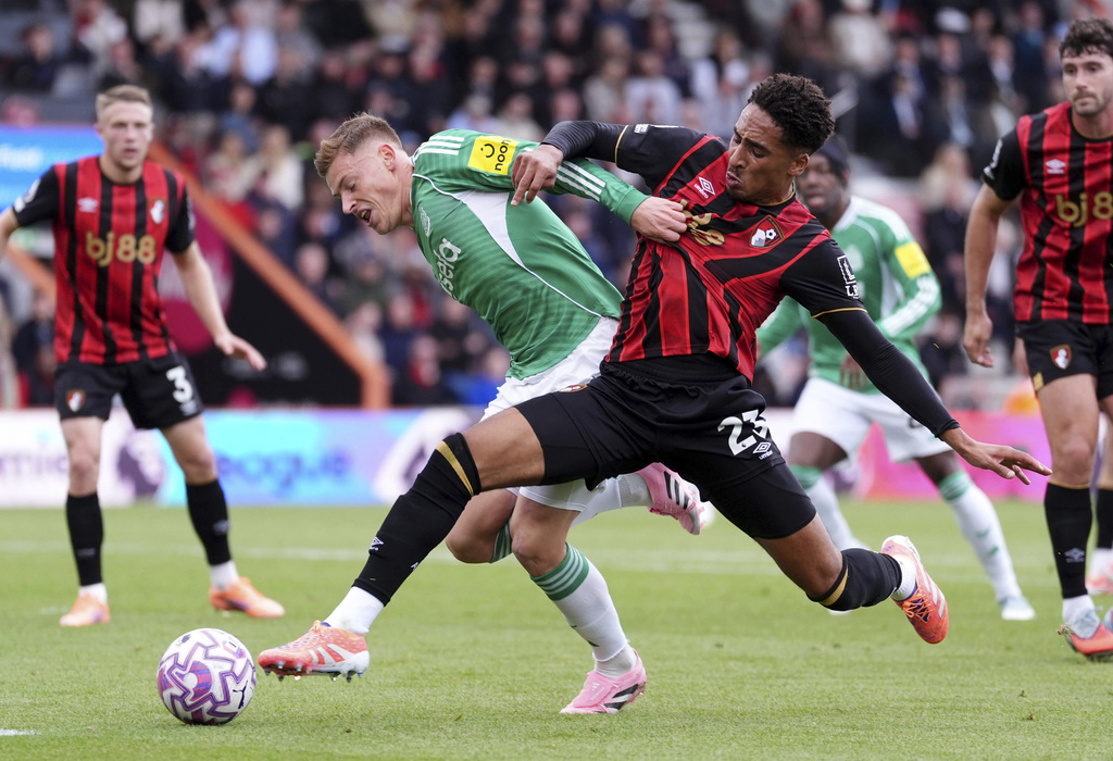 Newcastle United's Harvey Barnes, left, and Bournemouth's James Hill battle for the ball during the English Premier League soccer match between Bournemouth and Newcastle United at Vitality Stadium, in Bournemouth, England, Sunday Sept. 21, 2025. (Adam Davy/PA via AP)