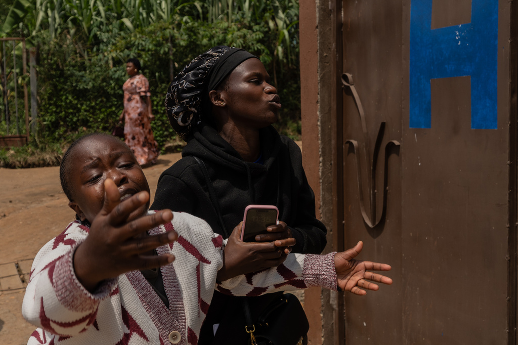 Familiares de Angèle Muyumba Nsimire, una estudiante universitaria que falleció de ébola, se lamentan en la Clínica Citadelle mientras los trabajadores de salud preparan su cuerpo para su funeral, el viernes 12 de junio de 2026, en Bunia, República Democrática del Congo. (AP Foto/Moses Sawasawa)