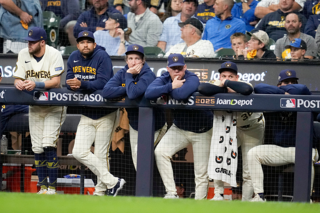 Members of the Milwaukee Brewers watch during the ninth inning in Game 2 of baseball's National League Championship Series against the Los Angeles Dodgers, Tuesday, Oct. 14, 2025, in Milwaukee. (AP Photo/Ashley Landis)