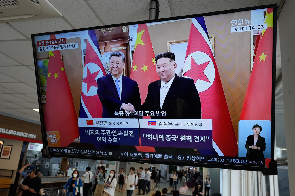 A TV screen shows an image of Chinese President Xi Jinping, left, and North Korean leader Kim Jong Un, during a news program at a bus terminal in Seoul, South Korea, Tuesday, June 9, 2026. (AP Photo/Ahn Young-joon)