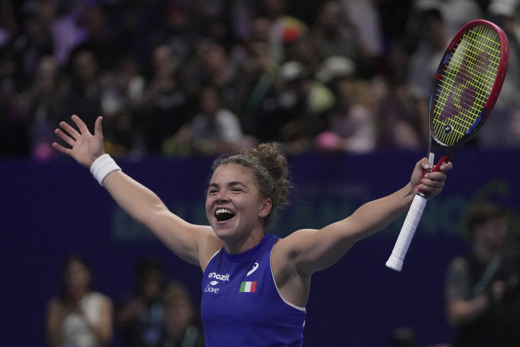 Jasmine Paolini, of Italy celebrates after her team winning the Billie Jean King Cup final against United States, at the Shenzhen Bay Sports Center Arena, in Shenzhen, China's Guangdong province, Sunday, Sept. 21, 2025. (AP Photo/Andy Wong)