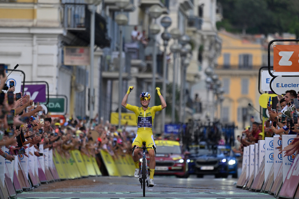 Netherlands' Demi Vollering celebrates as she crosses the finish line to win the ninth stage of the Women's Tour de France cycling race (Tour de France Femmes) in Nice, France, Sunday, Aug. 9, 2026. (AP Photo/Philippe Magoni)