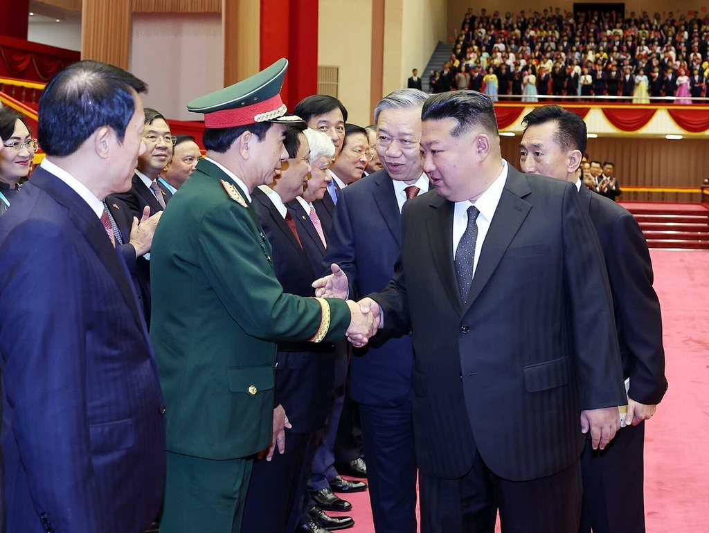 North Korean leader Kim Jong Un. front right, shakes hands with Vietnamese Defense Minister Phan Van Giang in Pyongyang, North Korea, Thursday, Oct. 9, 2025. (Hoang Thong Nhat/VNA via AP)