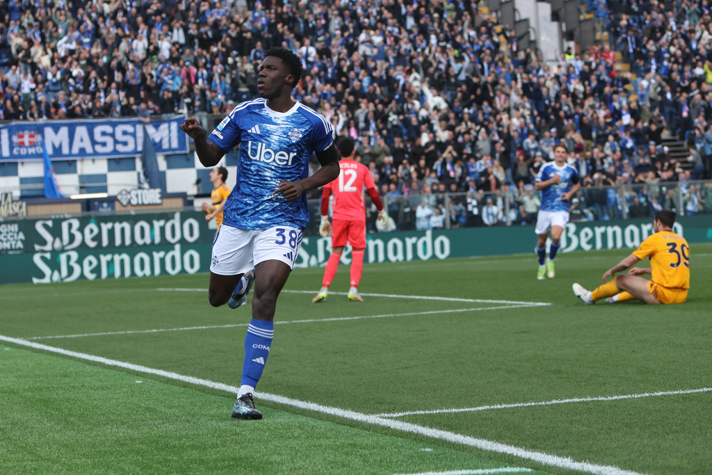 Como's Assane Diao celebrates after scoring their side's first goal of the game during the Serie A soccer match between Como and Pisa in Como, Italy, Sunday March 22, 2026. (Antonio Saia/LaPresse via AP)