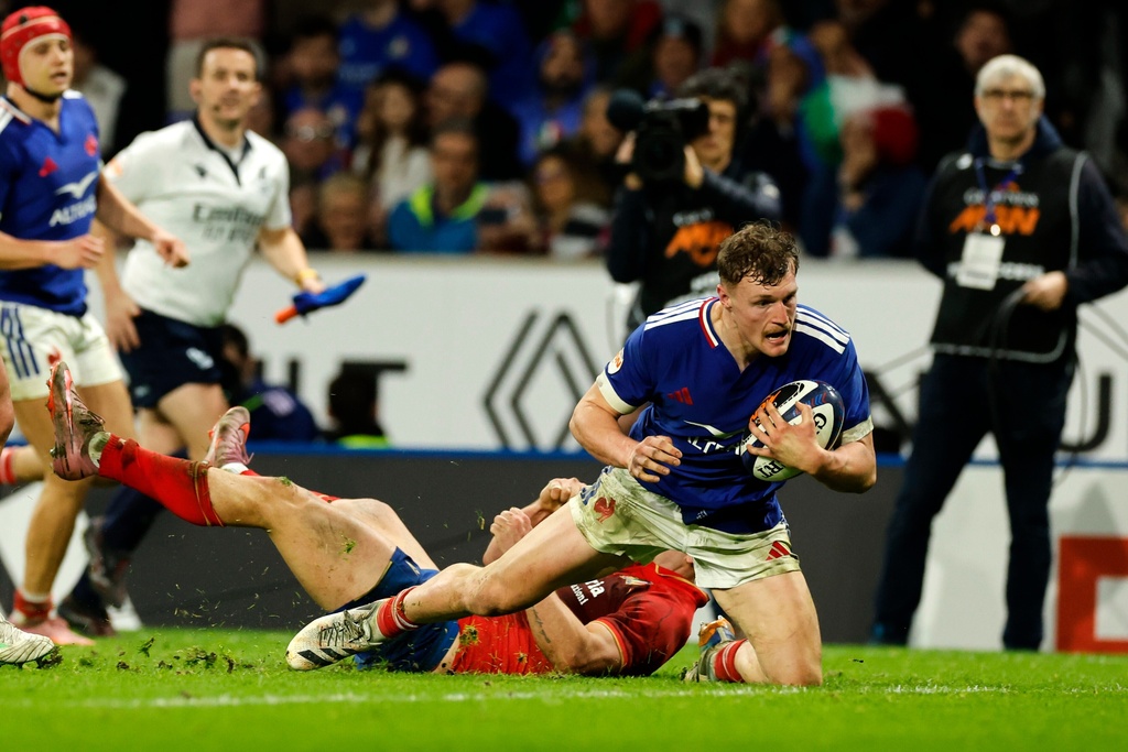 France's Emilien Gailleton, right, goes over to score a try during the Six Nations rugby union match between France and Italy in Lille, France, Sunday, Feb. 22, 2026. (AP Photo/Jean-Francois Badias)