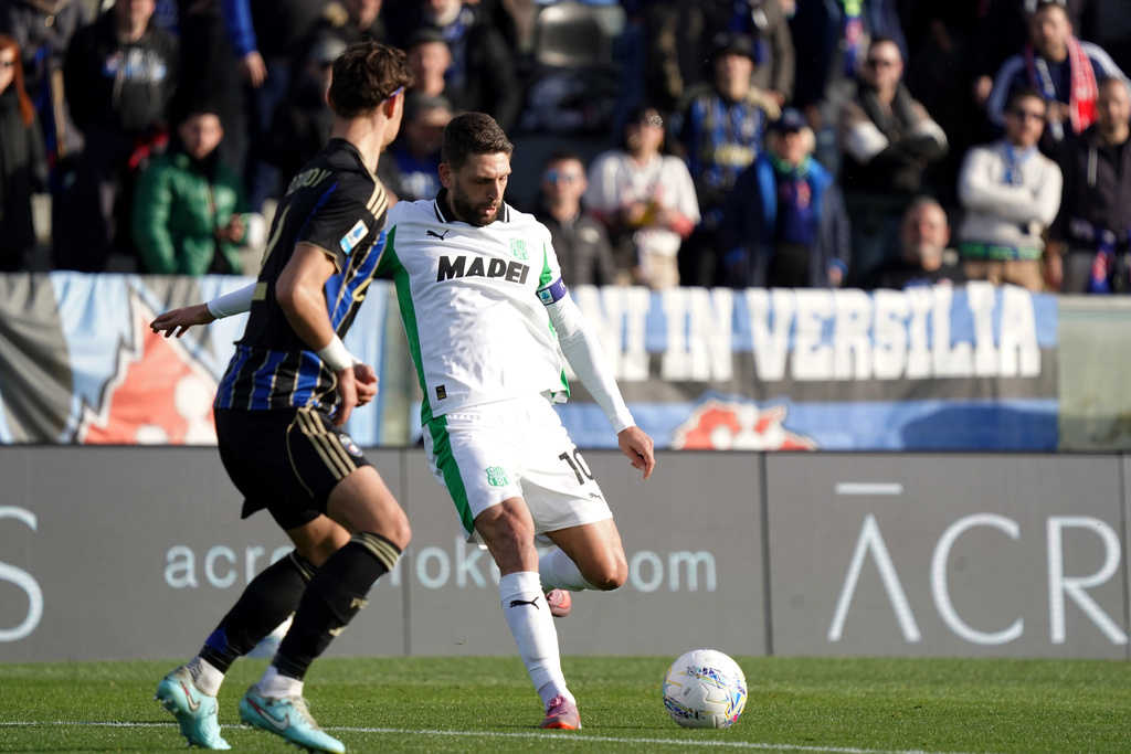Sassuolo's Domenico Berardi kicks the ball during the Serie A soccer match between Pisa and Sassuolo, in Pisa, Italy, Saturday, Jan. 31, 2026. (Alessandro La Rocca/LaPresse via AP)